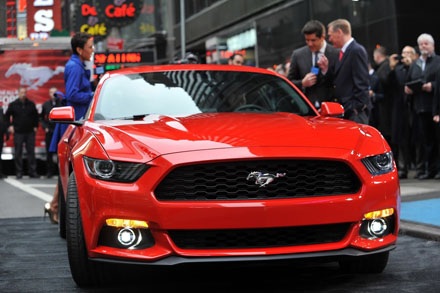 Ford chính thức ra mắt chiếc Mustang 2015 - 15 Và phiên bản Mustang 2015 coupé cùng người mẫu Ala Mulally